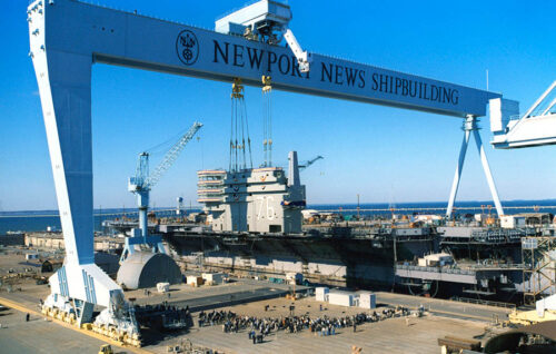 Trump firma una orden para revitalizar la construcción naval